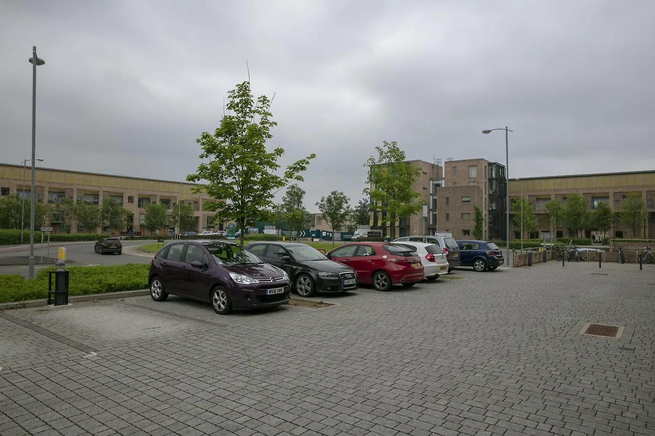 Modern & Exquisite Trumpington Townhouse With Parking & 5 Mins To Papworth Hospital Cambridge