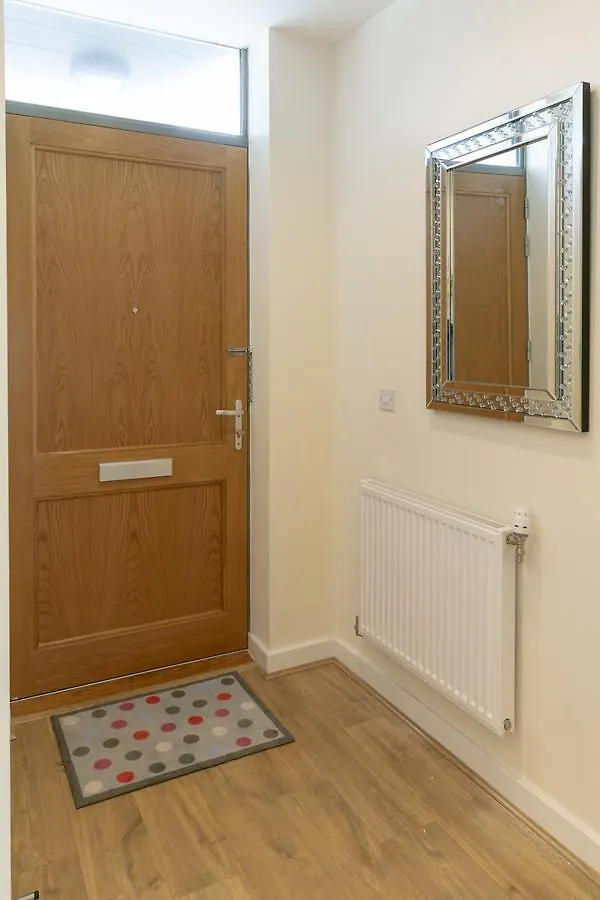 Modern & Exquisite Trumpington Townhouse With Parking & 5 Mins To Papworth Hospital Cambridge 0*,  Wielka Brytania