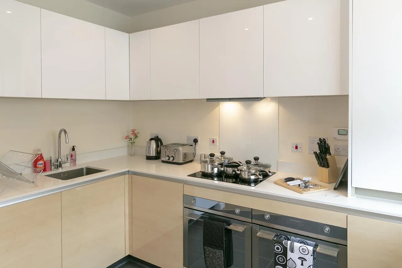 Modern & Exquisite Trumpington Townhouse With Parking & 5 Mins To Papworth Hospital Cambridge 0*,  Wielka Brytania
